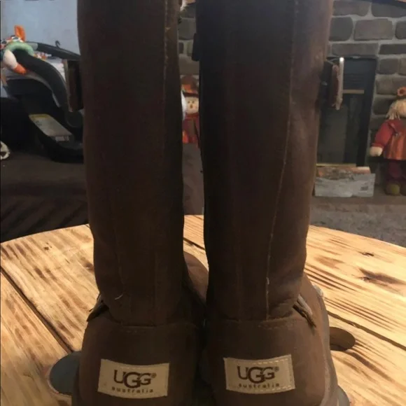 Kids size 3 leather UGG boots with fur - Picture 2 of 3
